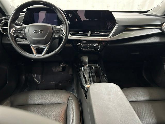 Used 2025 Chevrolet Trax ACTIV FWD image 16