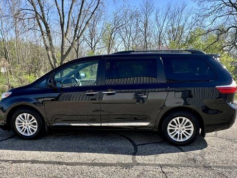 Used 2017 Toyota Sienna XLE w/ XLE Navigation Package FWD image 5