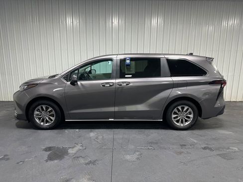 Used 2024 Toyota Sienna XLE AWD/4WD image 4