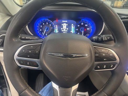 Used 2024 Chrysler Pacifica Touring-L image 18