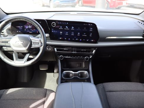 Used 2025 Chevrolet Traverse LT FWD image 14