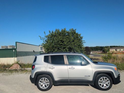 Used 2015 Jeep Renegade Latitude FWD image 5