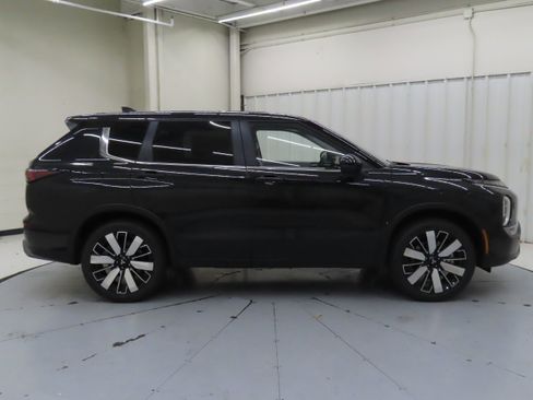 New 2025 Mitsubishi Outlander SE image 2