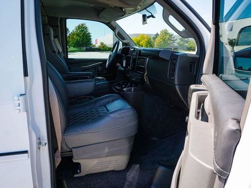 Used 2023 GMC Savana 2500 Extended image 32