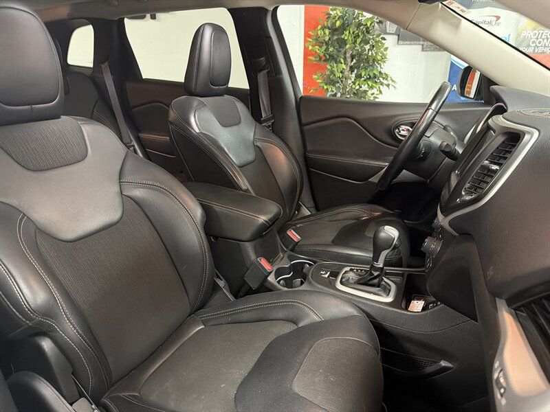 Used 2018 Jeep Cherokee Latitude Plus w/ Comfort/Convenience Group FWD image 49
