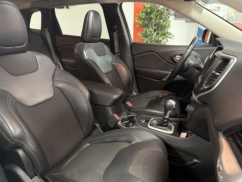Used 2018 Jeep Cherokee Latitude Plus w/ Comfort/Convenience Group FWD image 49