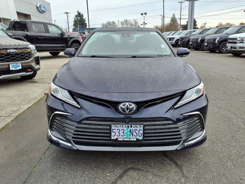 Used 2022 Toyota Camry XLE image 2