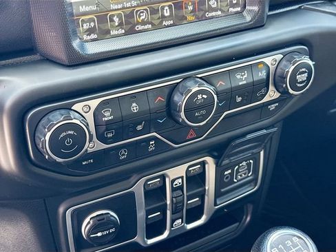 Used 2018 Jeep Wrangler Unlimited Sahara AWD/4WD image 15