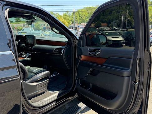 Used 2020 Lincoln Navigator Reserve AWD/4WD image 32