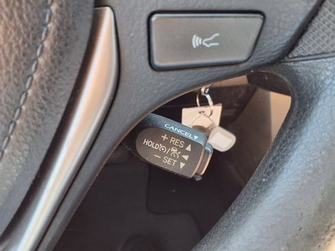 Used 2018 Toyota RAV4 LE FWD image 18
