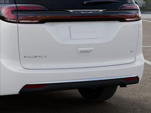 New 2027 Chrysler Pacifica Select w/ Family Tech Group AWD/4WD image 13