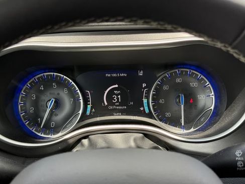 Used 2024 Chrysler Pacifica Touring-L FWD image 19