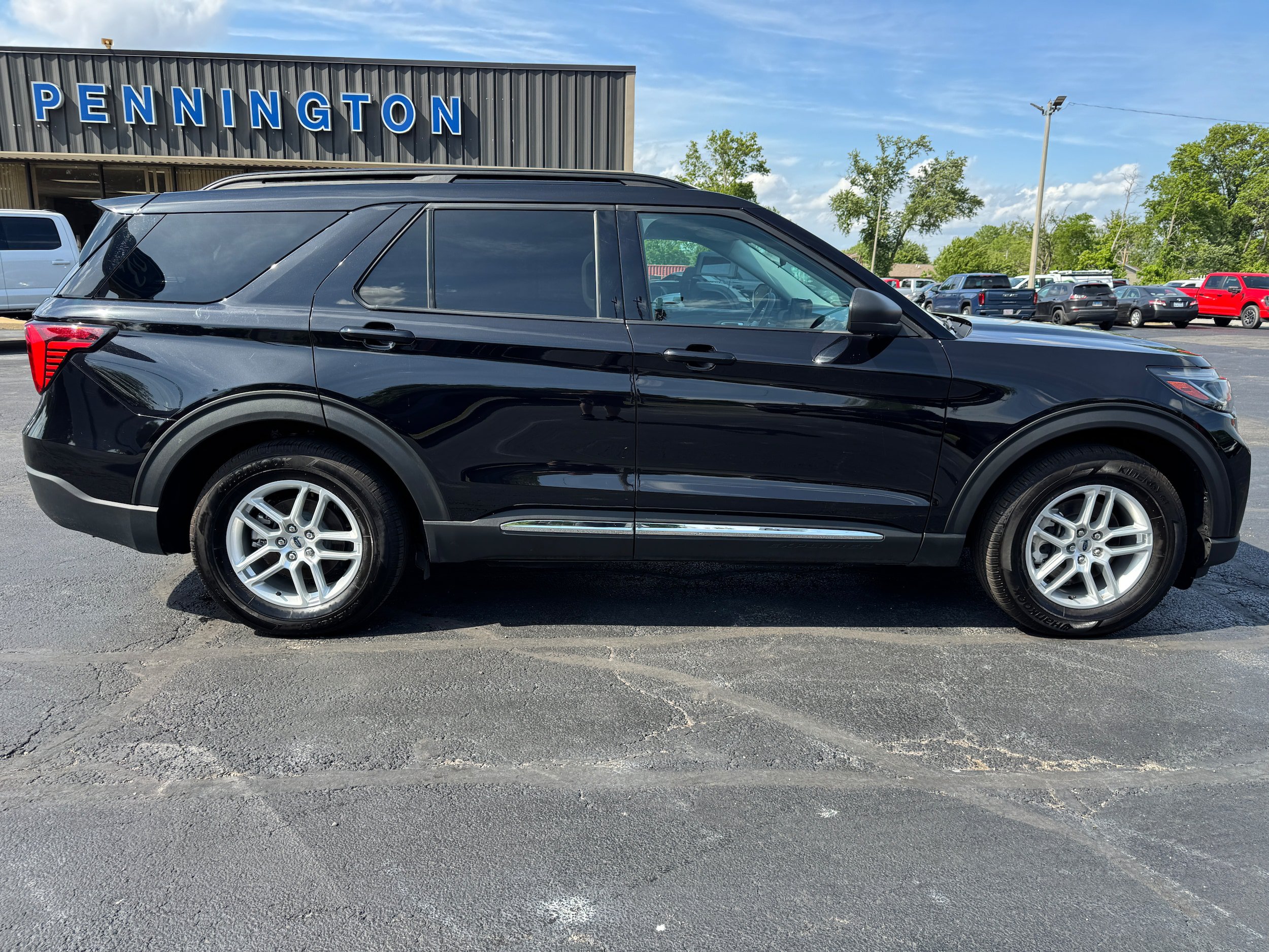 Used 2025 Ford Explorer Active RWD image 8