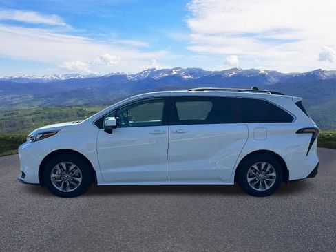 Used 2025 Toyota Sienna LE AWD/4WD image 2
