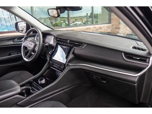 Used 2023 Jeep Grand Cherokee Laredo AWD/4WD image 15
