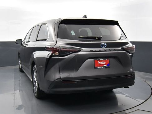 Used 2024 Toyota Sienna LE image 32