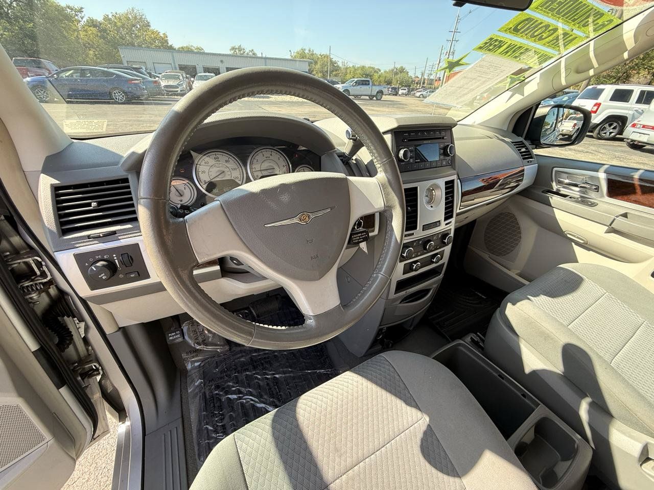 Used 2010 Chrysler Town & Country Touring FWD image 9