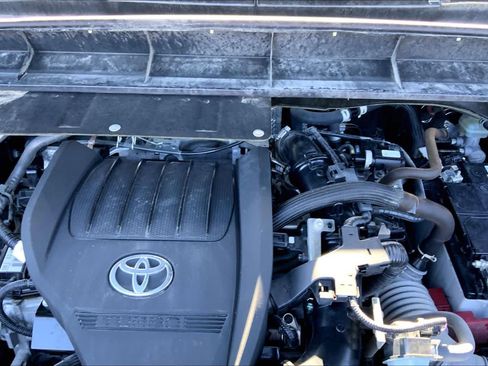 Used 2023 Toyota Highlander XLE FWD image 32
