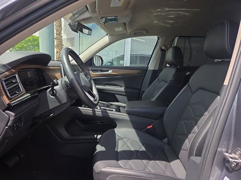 Used 2025 Volkswagen Atlas SE image 9