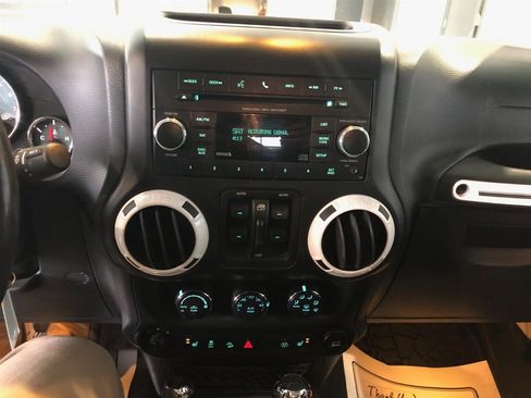Used 2014 Jeep Wrangler Unlimited Sahara image 17