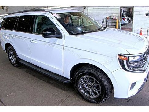 Used 2025 Ford Expedition Active AWD/4WD image 2