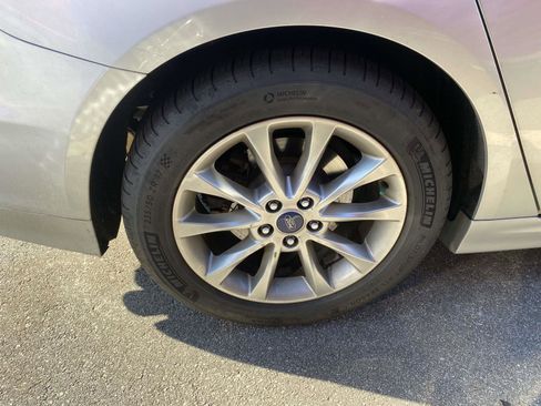 Used 2017 Ford Fusion SE w/ Fusion SE Technology Package FWD image 7