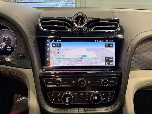 Used 2022 Bentley Bentayga AWD/4WD image 16