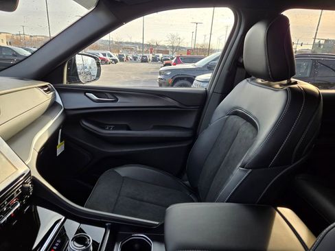 New 2025 Jeep Grand Cherokee Altitude image 24