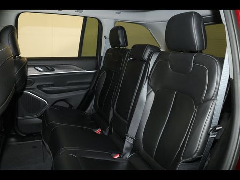 Used 2022 Jeep Grand Cherokee Limited image 31