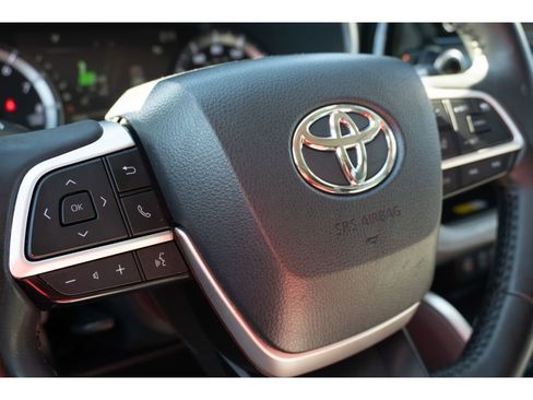 Used 2023 Toyota Highlander XLE image 32