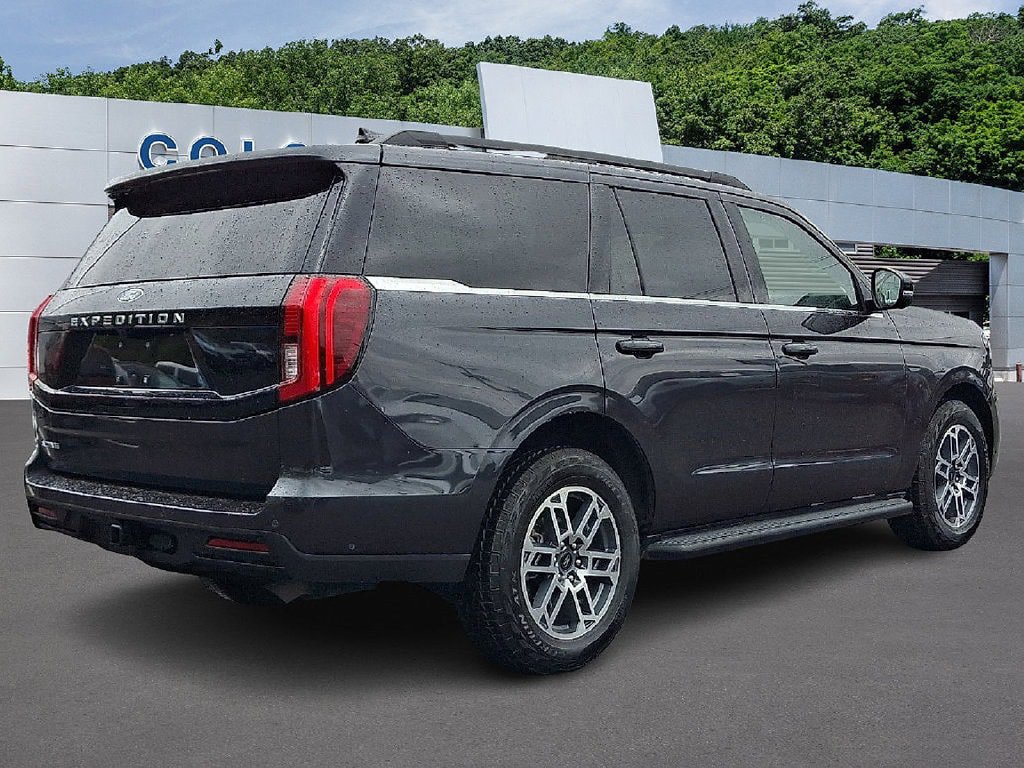 Used 2025 Ford Expedition Active AWD/4WD image 6