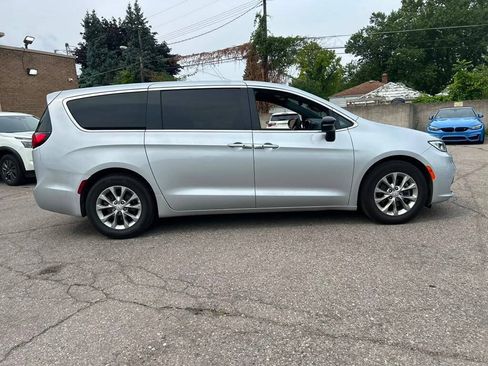 Used 2026 Chrysler Pacifica Limited FWD image 4