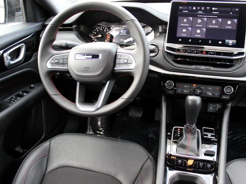 Used 2025 Jeep Compass Trailhawk image 3