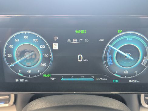 Certified 2025 Hyundai Elantra Limited FWD image 17