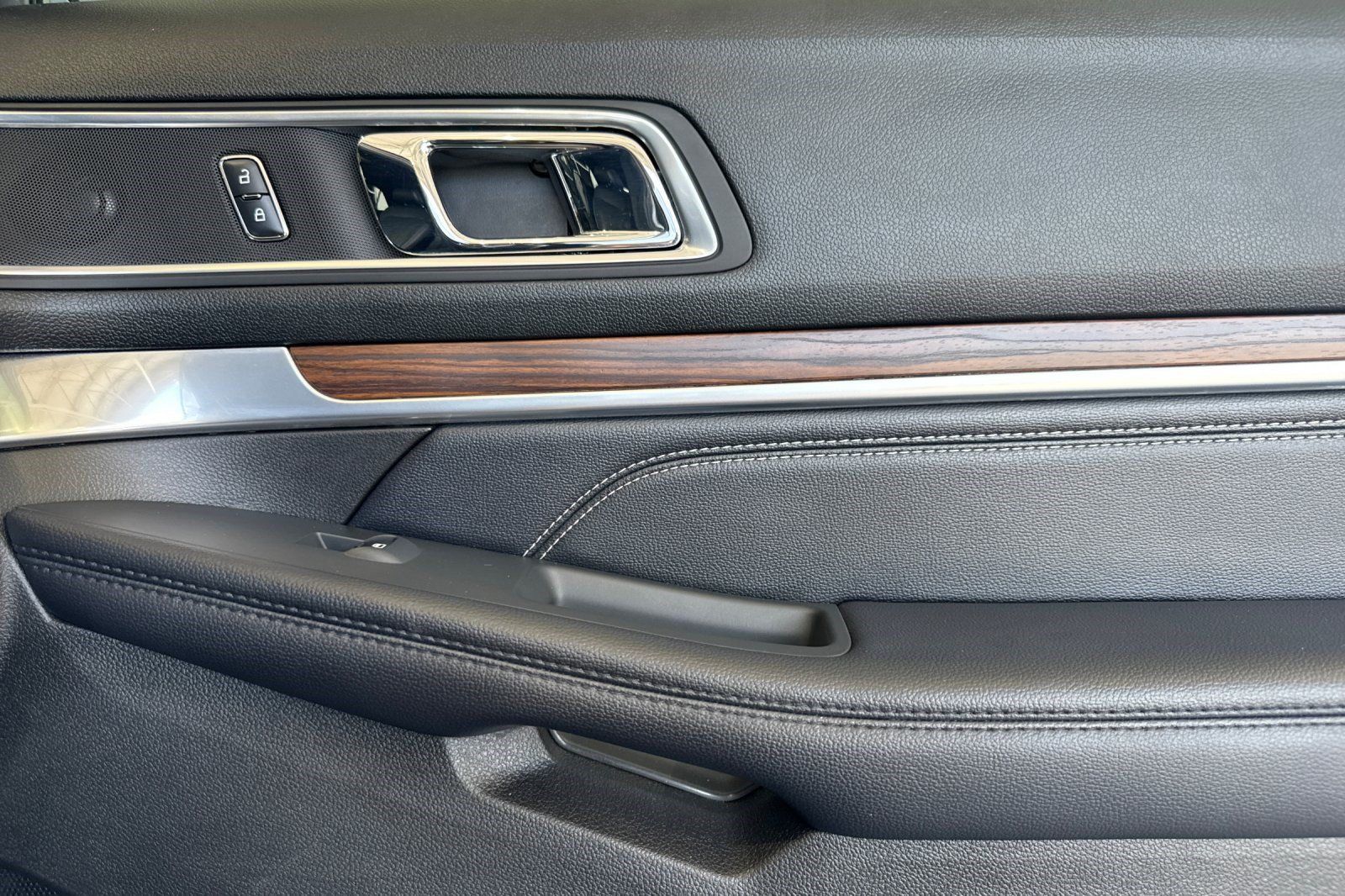 Used 2017 Ford Explorer Limited w/ Equipment Group 301A AWD/4WD image 23