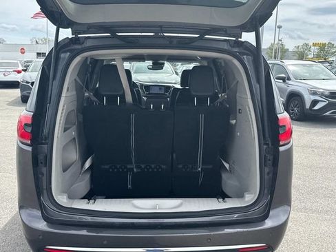 Used 2023 Chrysler Pacifica Touring-L FWD image 13