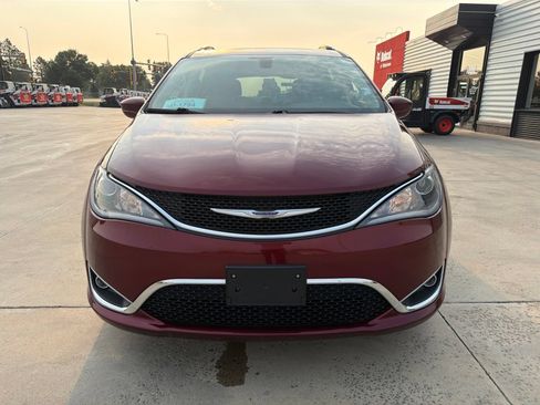 Used 2019 Chrysler Pacifica Touring-L FWD image 3