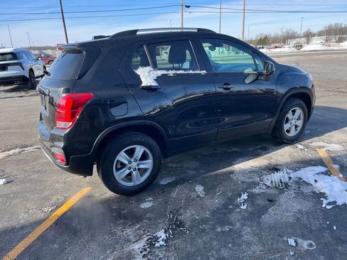 Used 2022 Chevrolet Trax LT w/ LT Convenience Package image 4