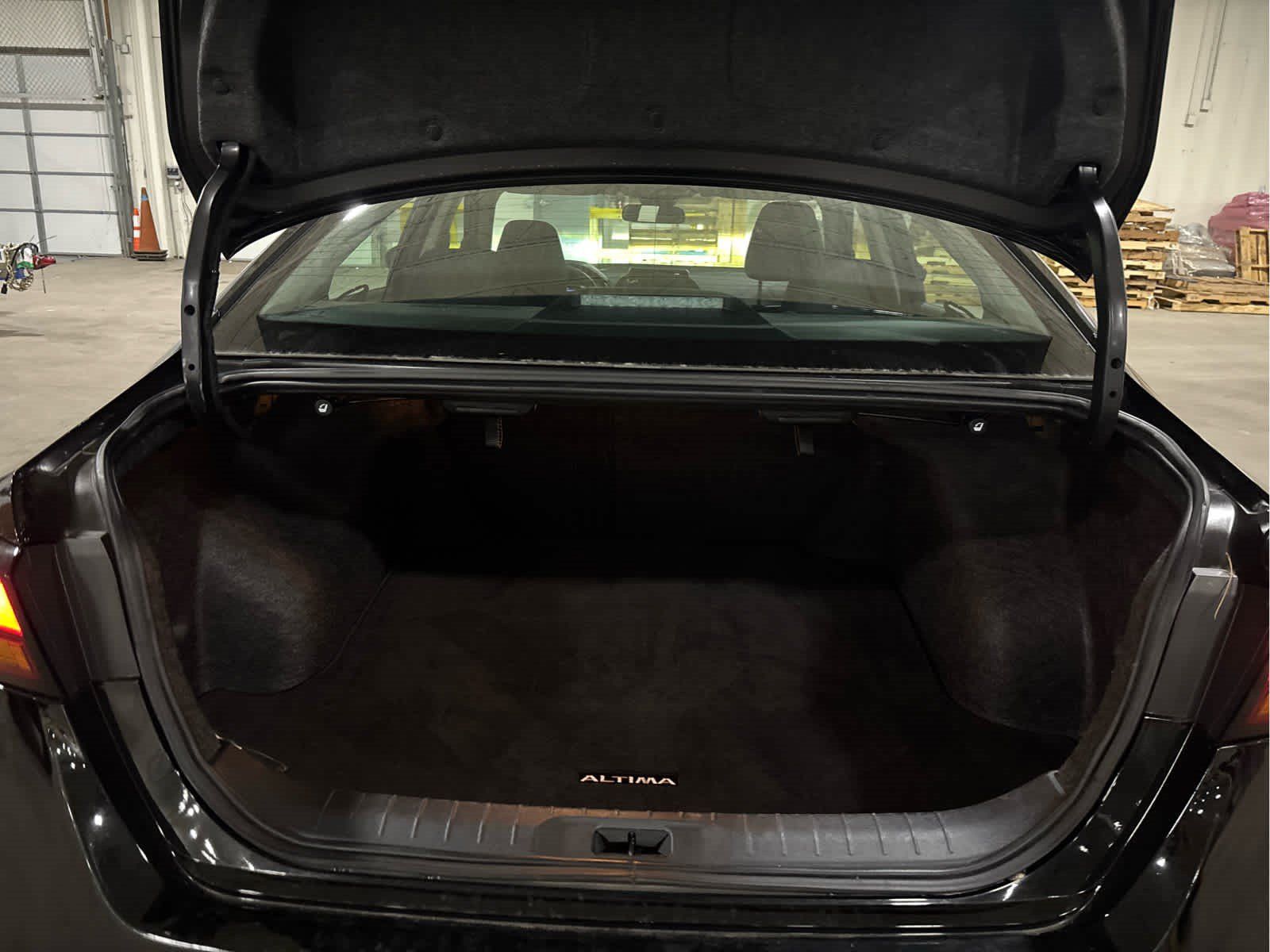 Used 2025 Nissan Altima 2.5 SV FWD image 7