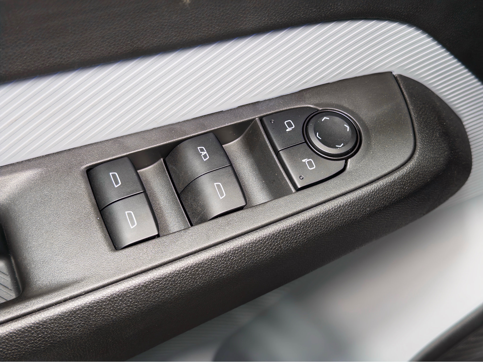 Used 2027 Chevrolet Bolt RS FWD image 8