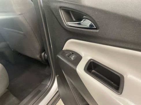 Used 2018 Chevrolet Equinox LS FWD image 38