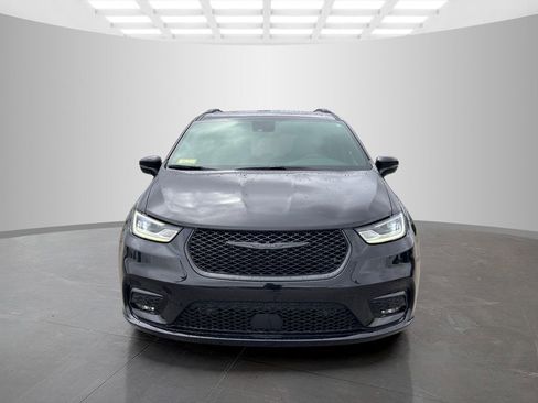 Used 2024 Chrysler Pacifica Touring-L w/ S Appearance Package image 2