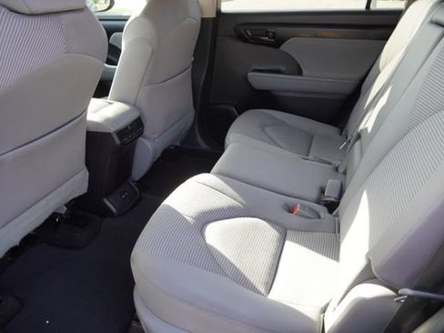 Used 2023 Toyota Highlander LE FWD image 18