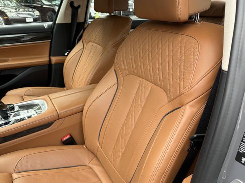 Used 2022 BMW 750i xDrive w/ Luxury Rear Seating Package AWD/4WD image 19