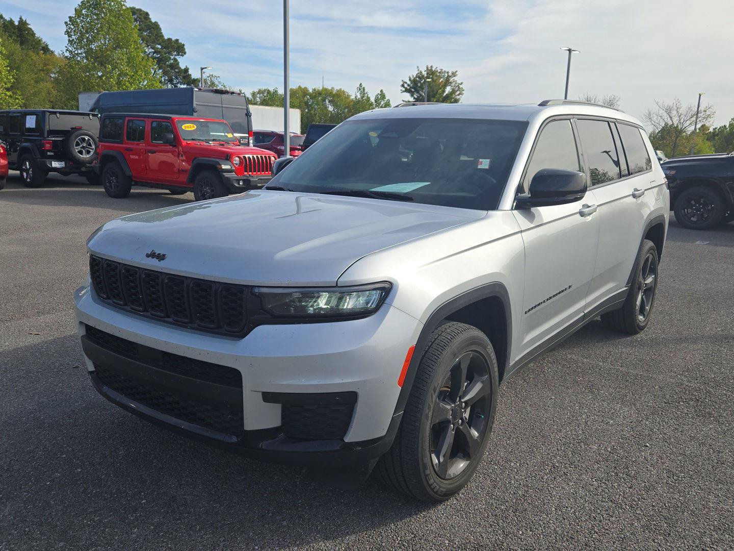 Used 2023 Jeep Grand Cherokee L Laredo RWD image 3