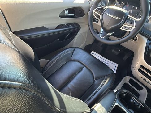 Used 2022 Chrysler Pacifica Touring-L image 16