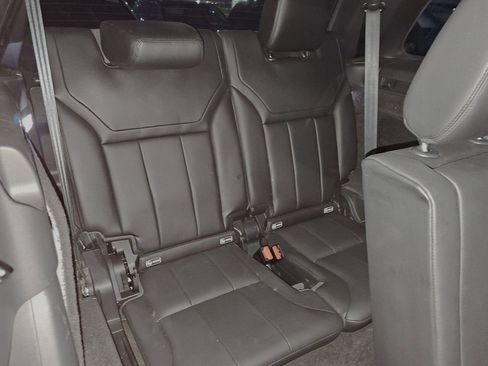 Used 2018 Land Rover Discovery SE image 7