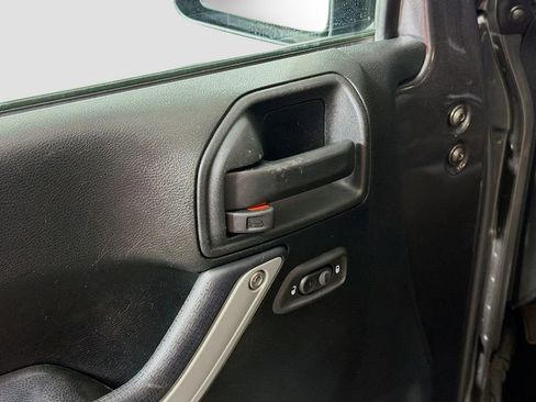Used 2017 Jeep Wrangler Unlimited Sahara w/ Connectivity Group AWD/4WD image 17