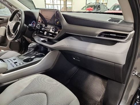 Used 2023 Toyota Highlander LE AWD/4WD image 33