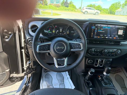 Used 2024 Jeep Wrangler Unlimited Sahara w/ Safety Group AWD/4WD image 17